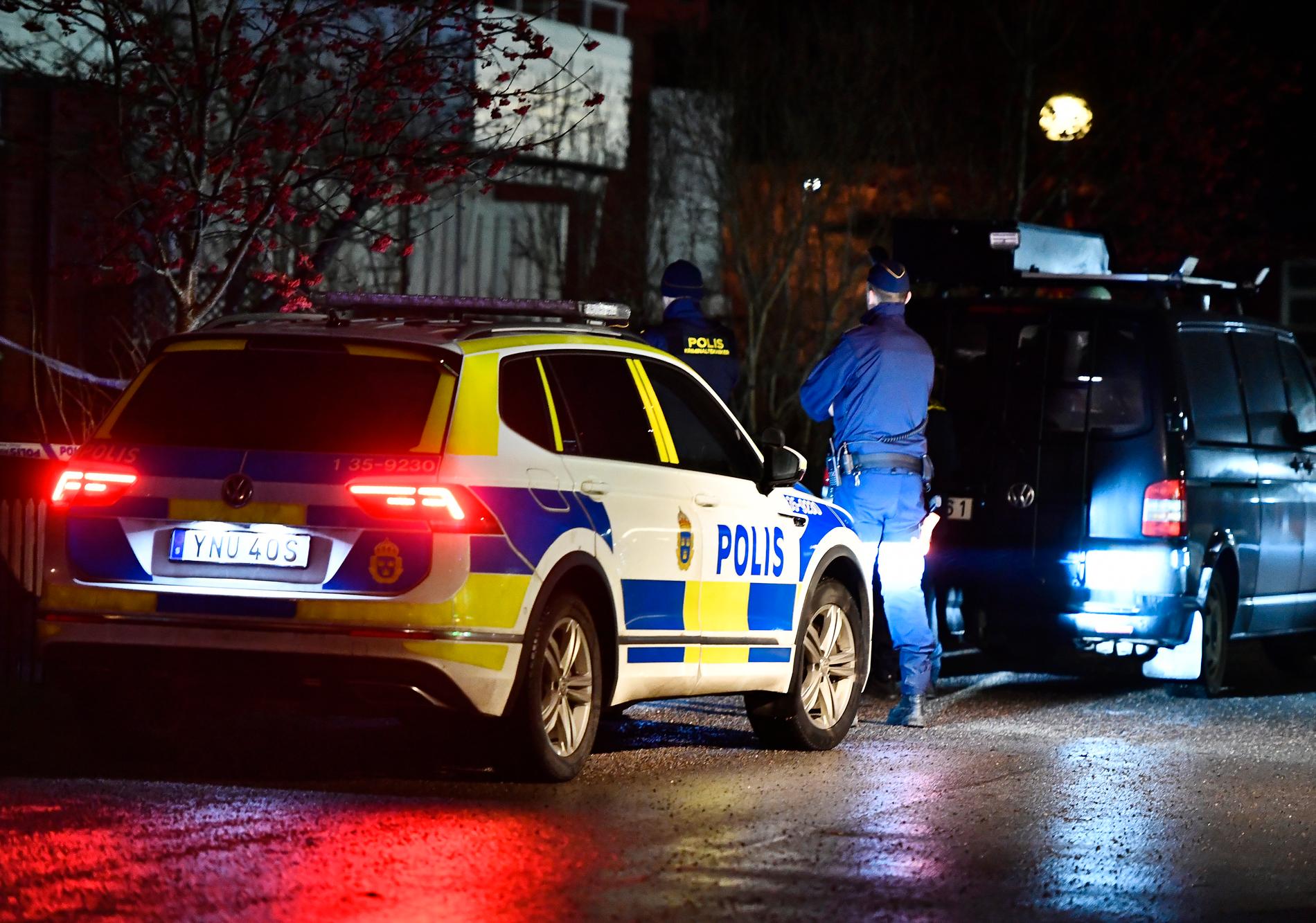 Polisens tekniker på plats vid den misstänkta brottsplatsen i Norrtälje.
