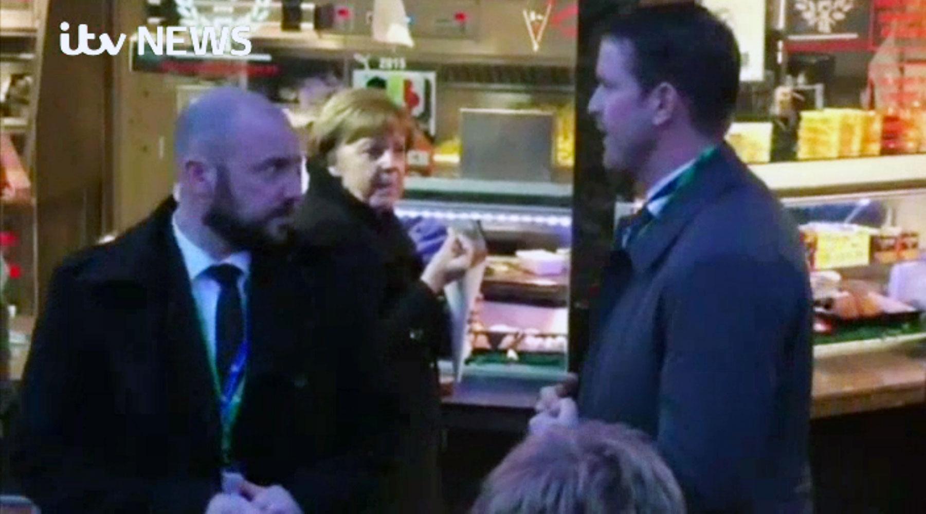 Merkel passade på att gå ut och äta pommes frites i en paus.
