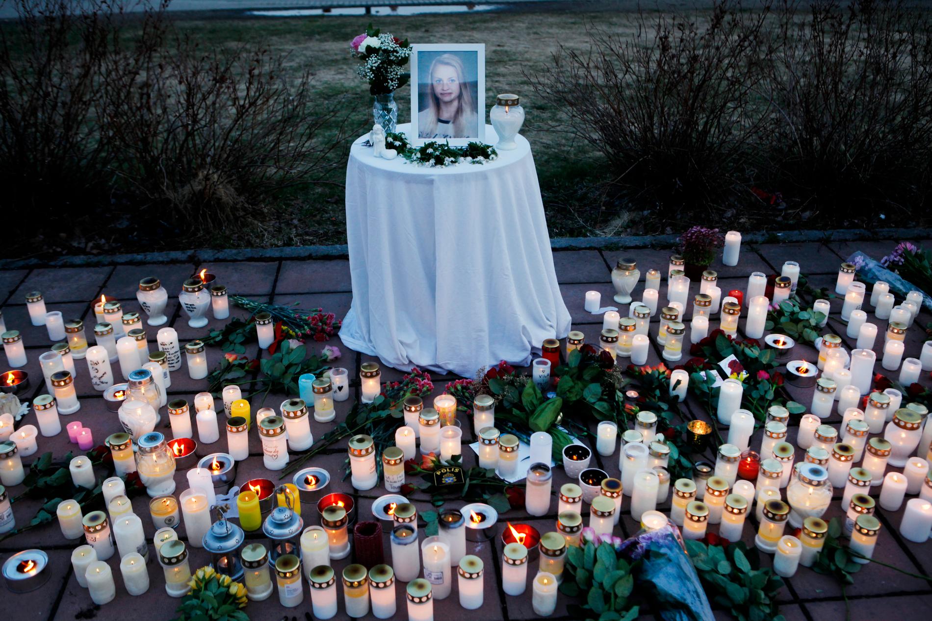 En ljusmanifestation hölls för kvinnan efter mordet. Arkivbild