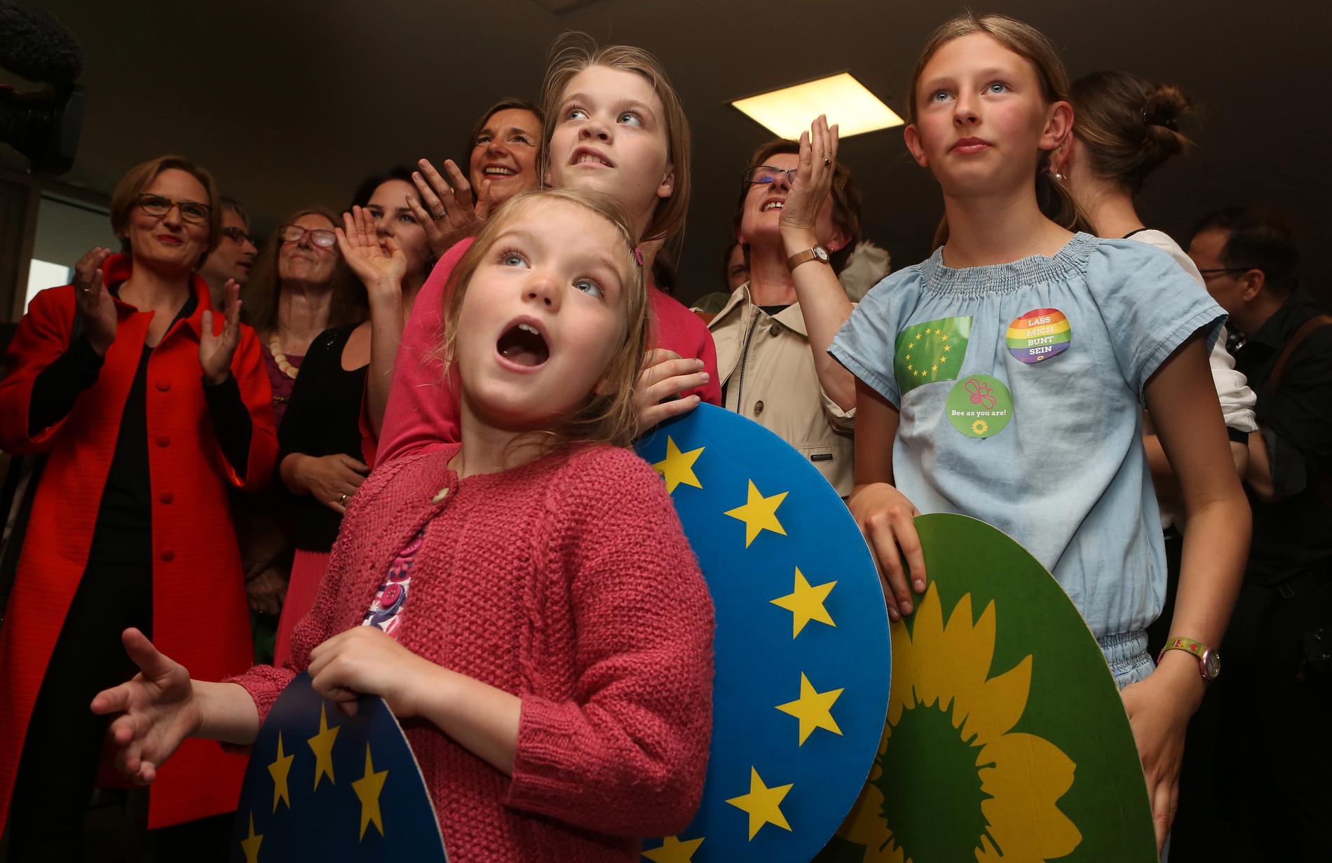 Unga anhängare av De gröna i Tyskland reagerar när de ser att vallokalsundersökningen visar ett stöd på 22 procent för partiet.
