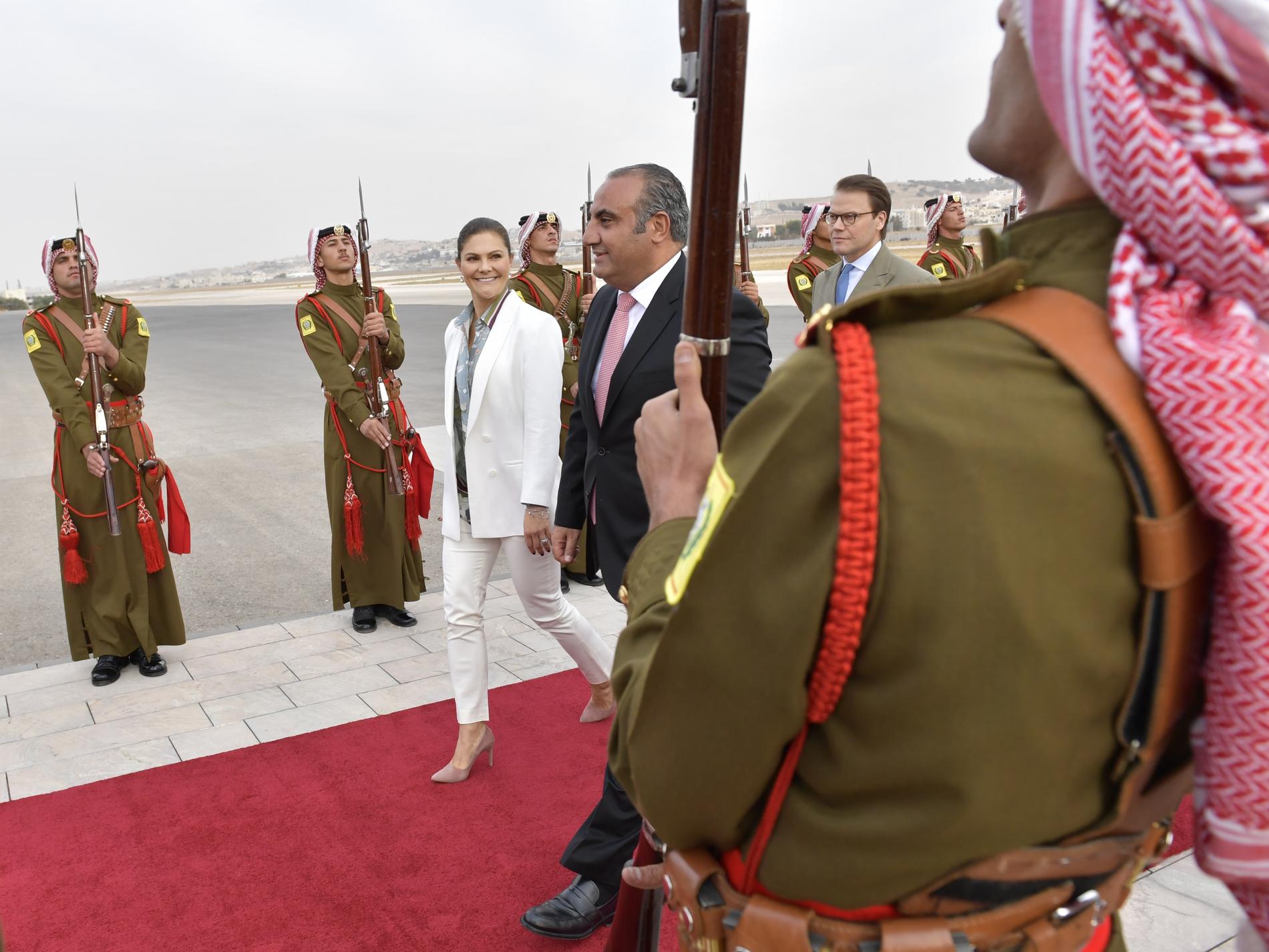Kronprinsessan Victoria och prins Daniel på röda mattan vid ankomsten till Marka International Airport i Amman på måndagen.