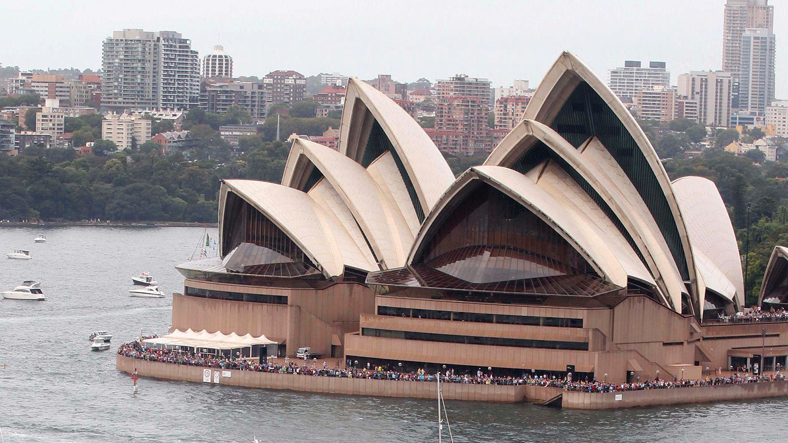 Carla Zampatti föll i en trappa i det berömda operahuset i Sydney.