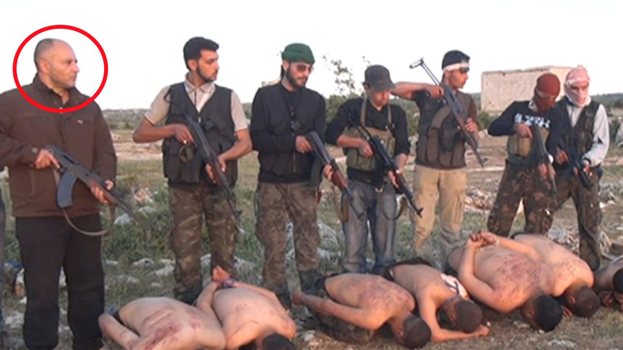 Stillbild från en film som visar en avrättning av sju soldater från syriska staten. 46-årige Haisam Sakhanh längst till vänster greps i Karlskoga våren 2016. Han har dömts för delaktighet i massavrättningen.