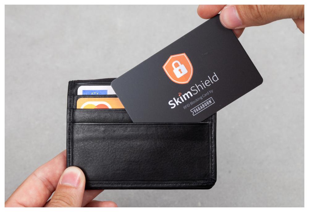 Stoppa ett skyddande kort i plånboken och undgå att bli skimmad.