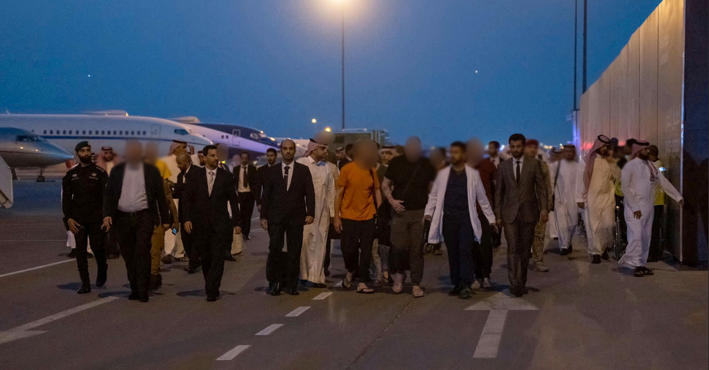 Fem brittiska, en marockansk, en svensk, en kroat och två amerikanska krigsfångar har släppts av Ryssland. Här syns de på King Khalid International Airport i Riyadh, Saudiarabien.