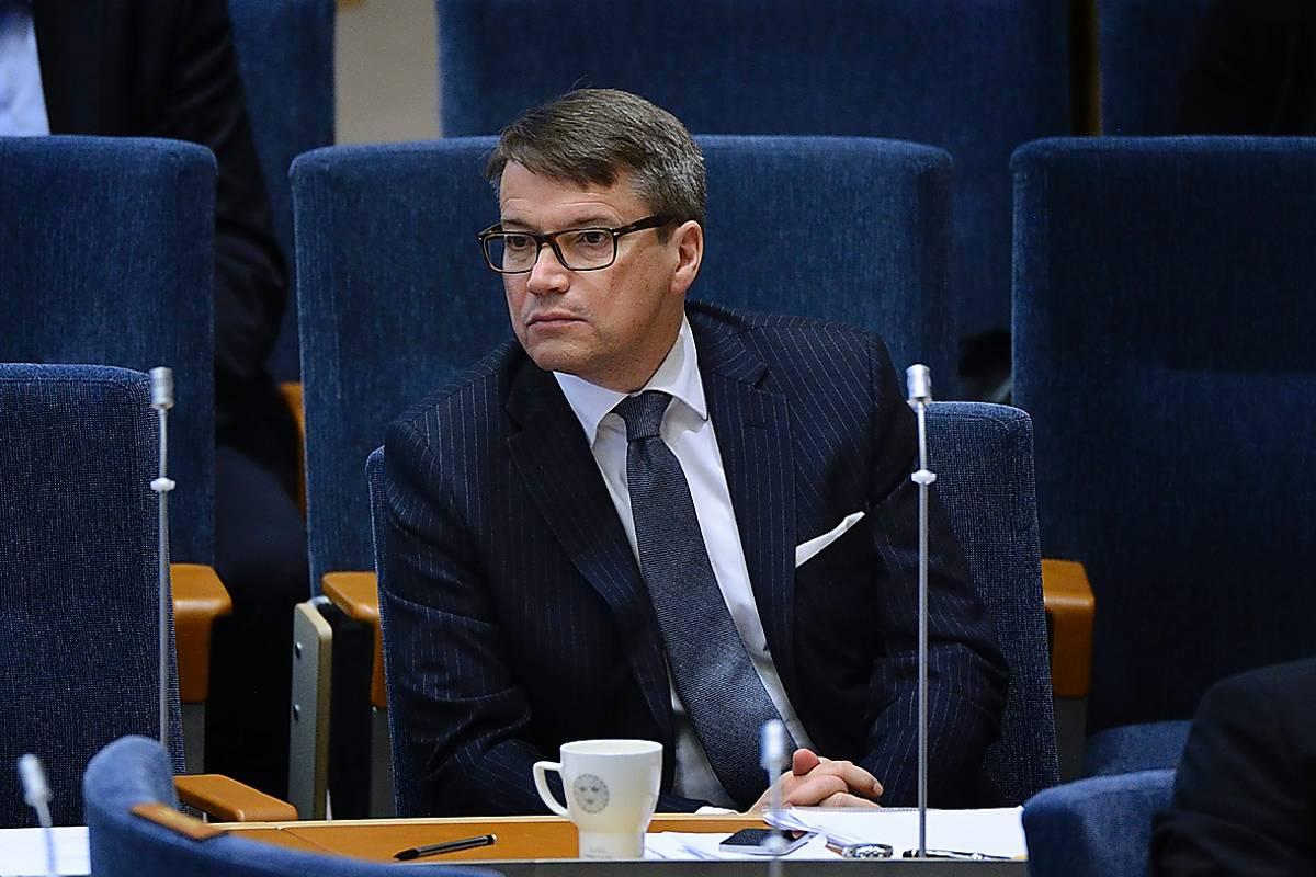 Socialminister Göran Hägglund vill inte att vi ska få veta vilka apotek som har fel och brister.