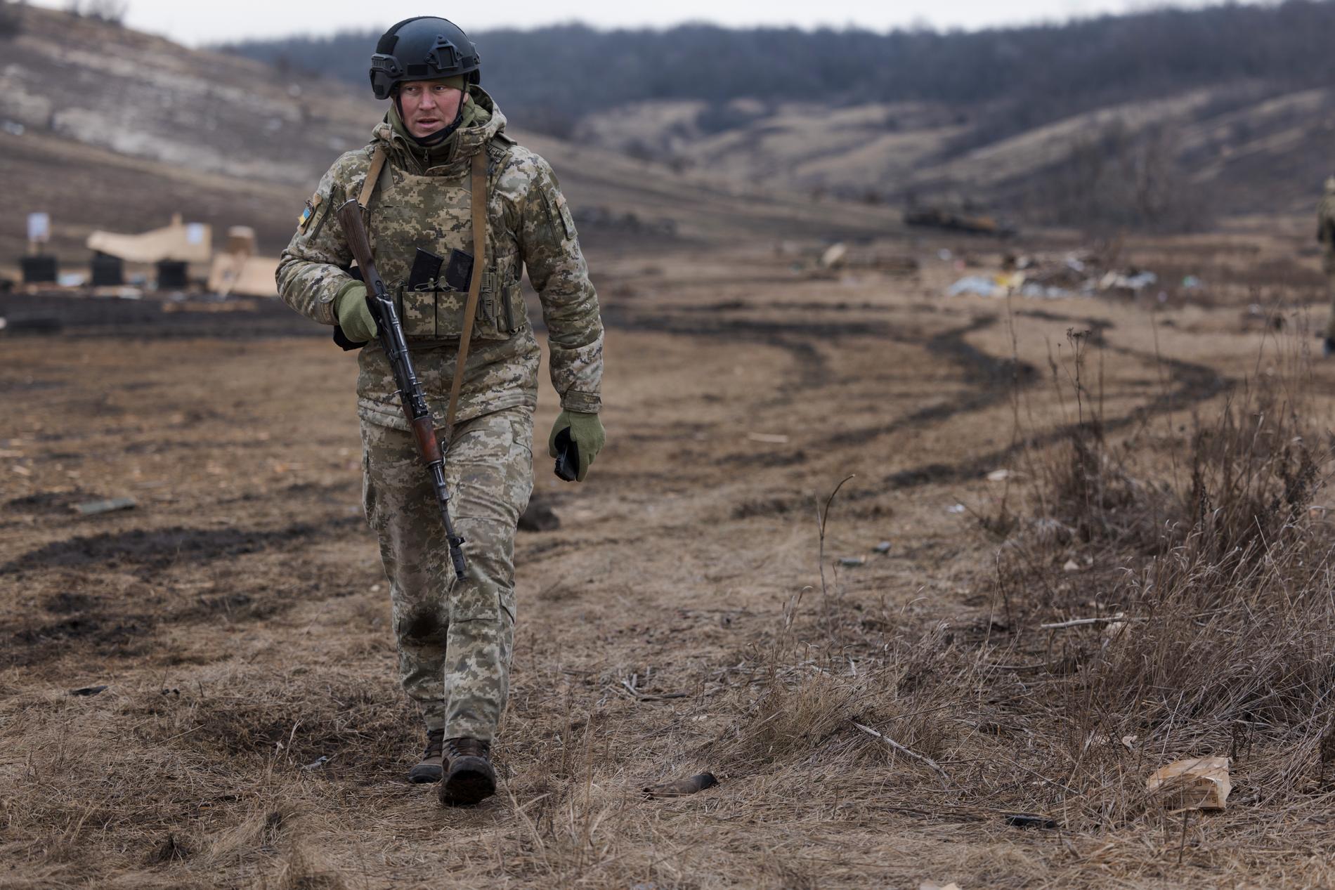 Ukrainsk soldat utanför Kramatorsk, på väg till fronten.