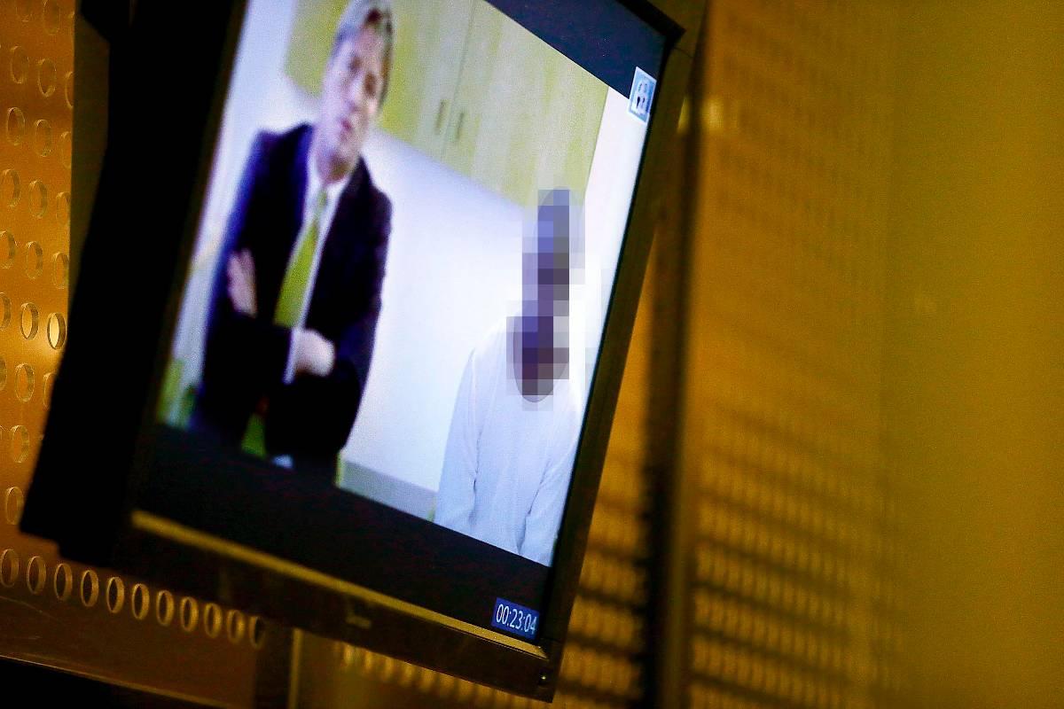 TV-LÄNK Det ansågs inte ”lämpligt att transportera” den anhållne mannen. Han och hans advokat - Thomas Bodström - kommunicerade därför via en videoskärm på väggen.