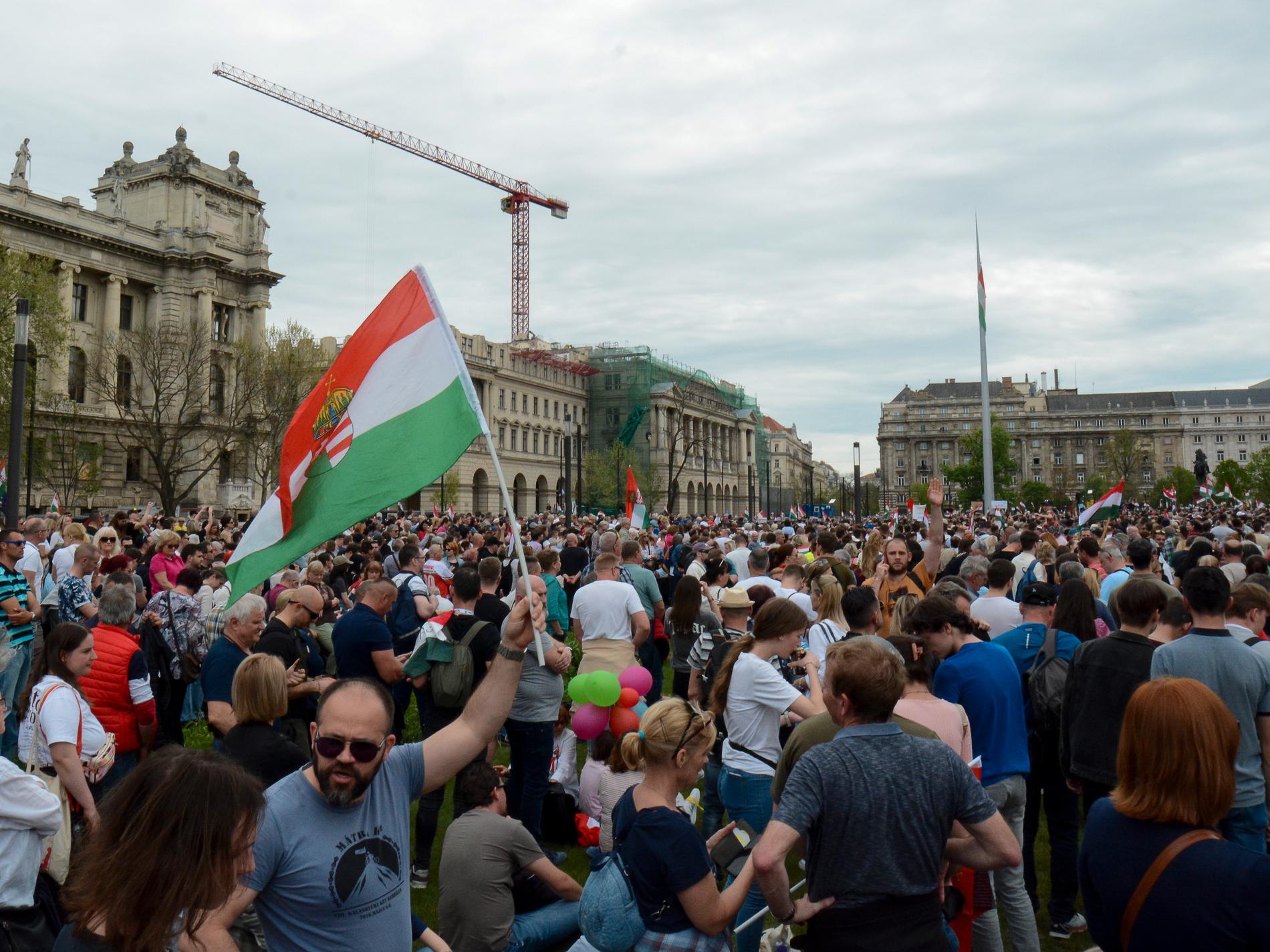 Tiotusentals i Orbánkritisk demonstration