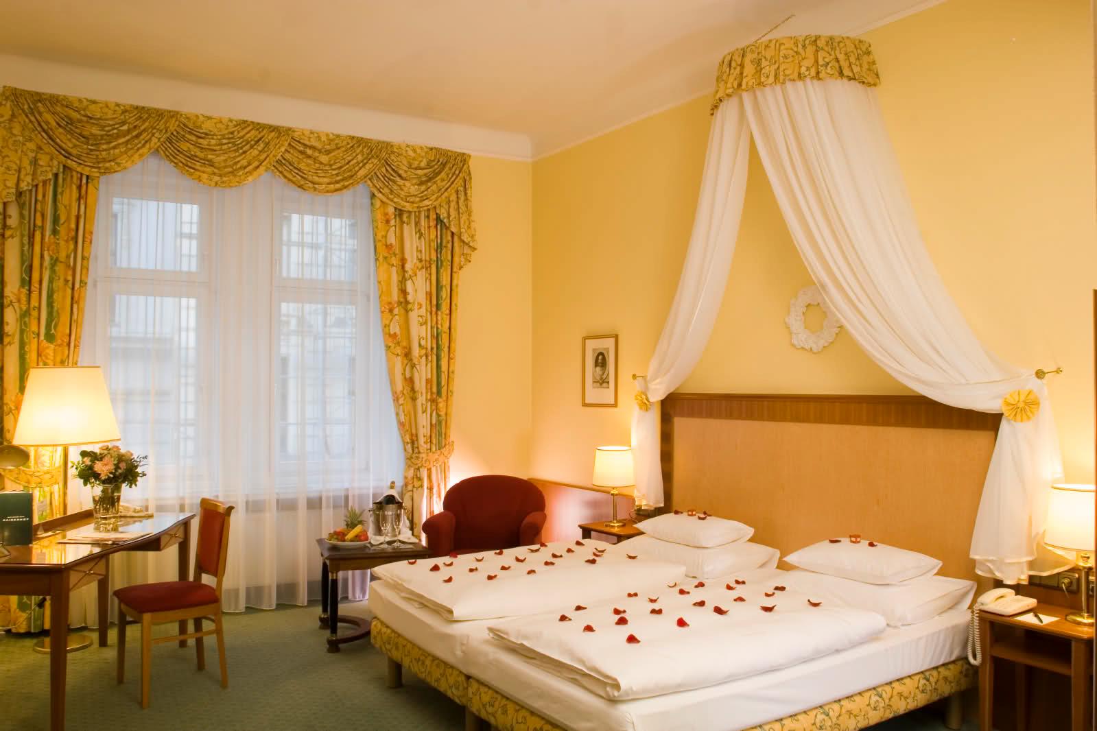 Hotel Kaiserhof ligger mitt i Wien. Under hela februari har hotellet ett “Varje dag är Alla hjärtans dag”-program med allt från frukost på sängen till bastubad och middag med levande ljus och rosenbeströdda dukar. Romantiskt värre!