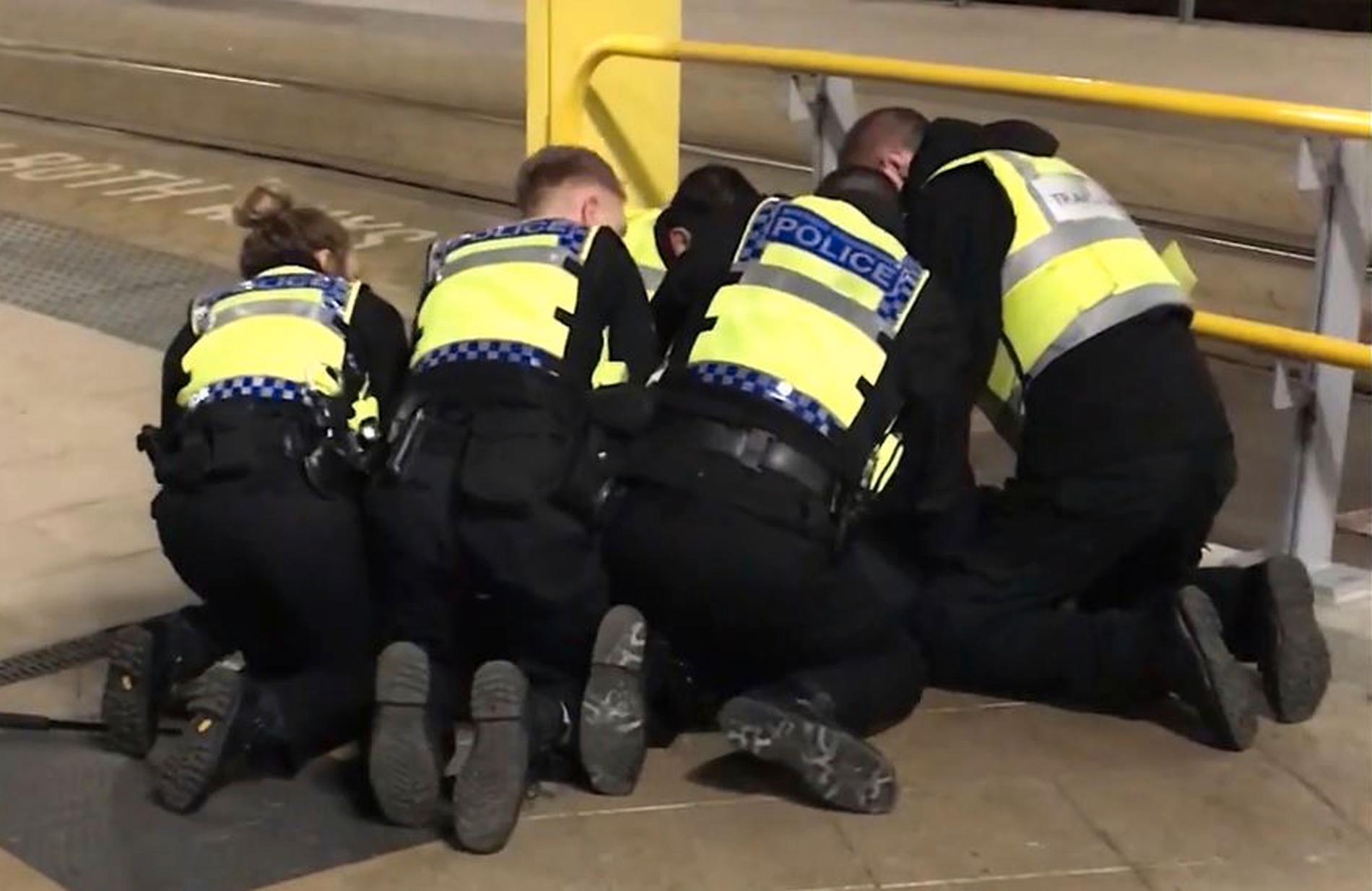 Polis griper den misstänkte terroristen som knivhögg tre personer på Victoria Station i Manchester i England.