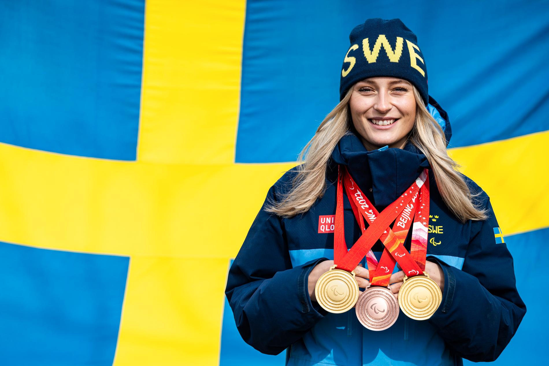 Ebba Årsjö med sina medaljer från Paralympics i Peking tidigare i år. 