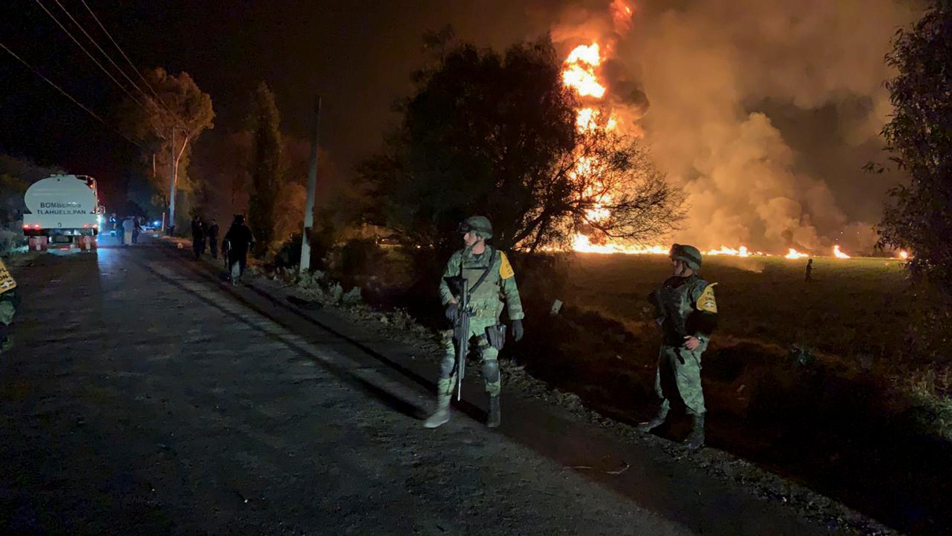 Soldater står vakt i fredags i närheten av området där en pipeline exploderat.