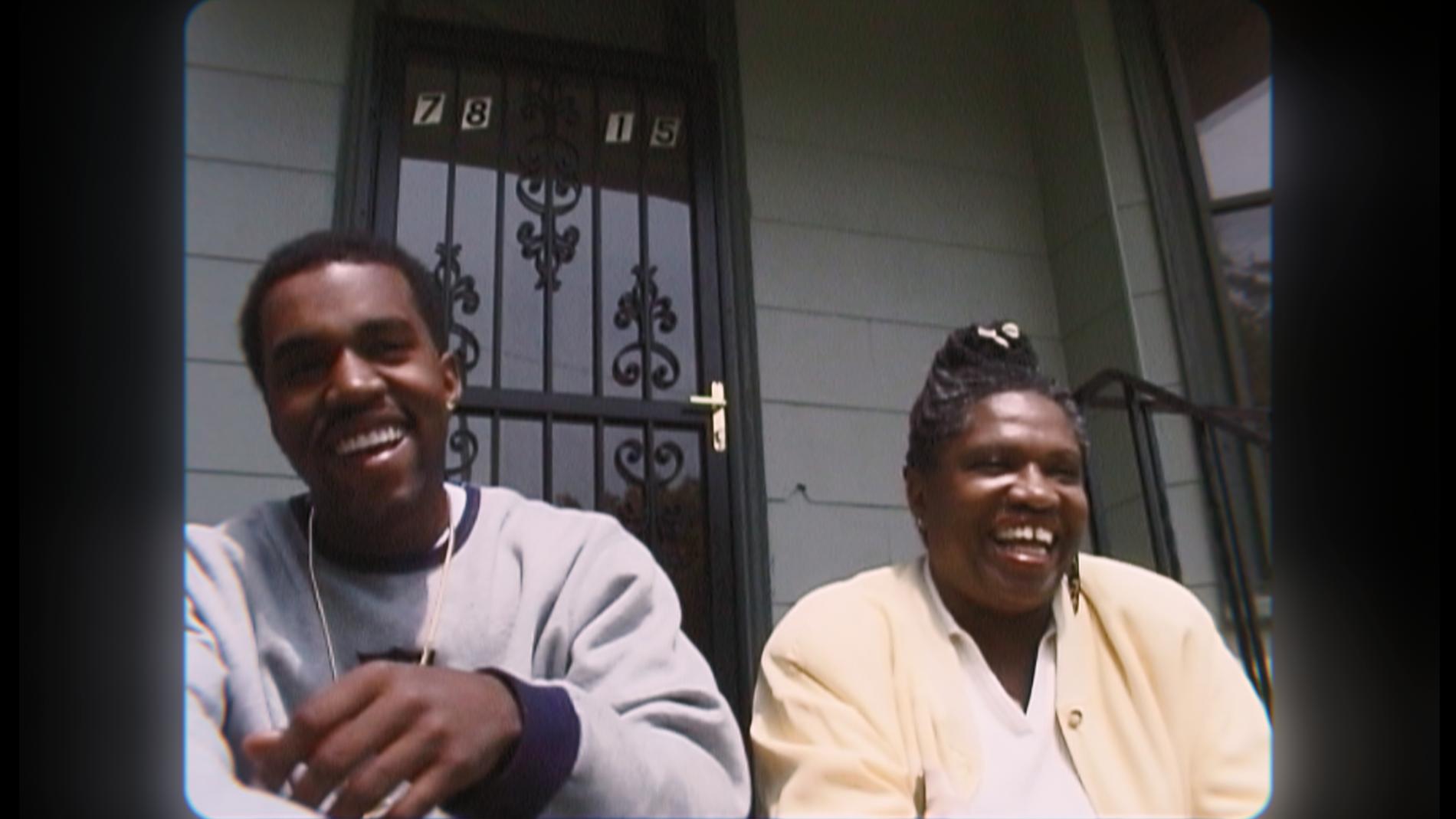 Kanye West och mamma Donda på trappan till barndomshemmet i Chicago. 