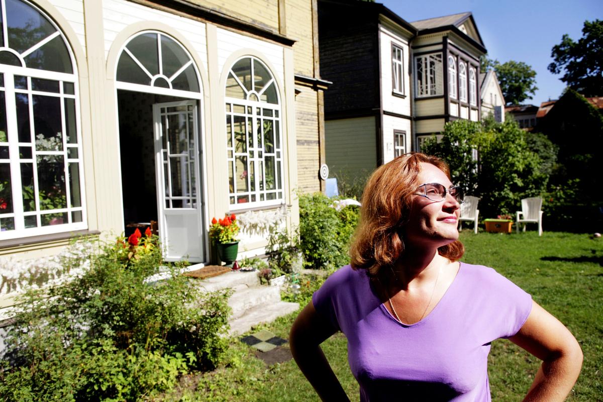 Julia Seleznova trivs i trädgården i sitt sommarhus i Jurmala.