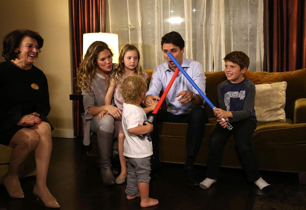 Justin Trudeau med familjen under valvakan.