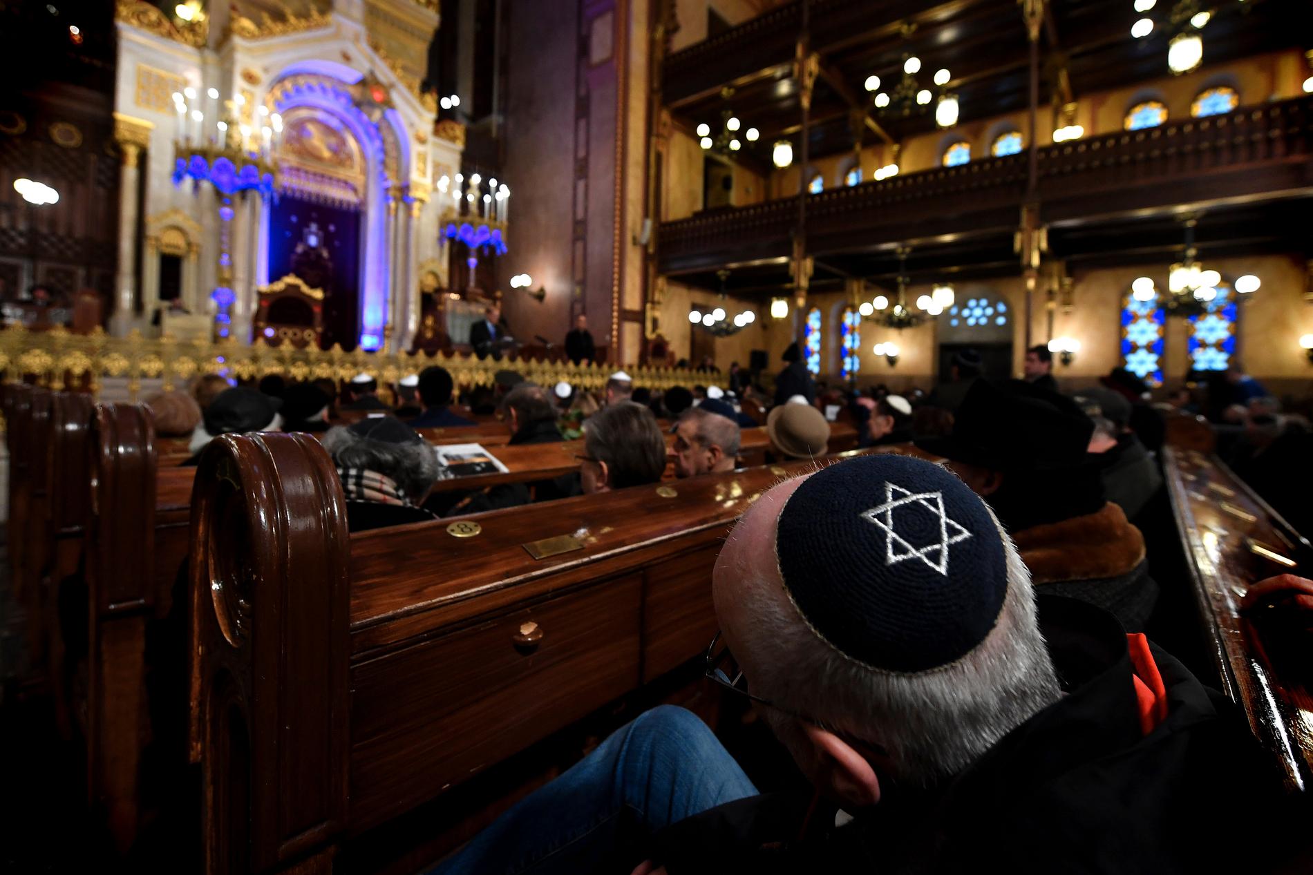 En minnesceremoni i en synagoga i Budapest, Ungern. Arkivbild.