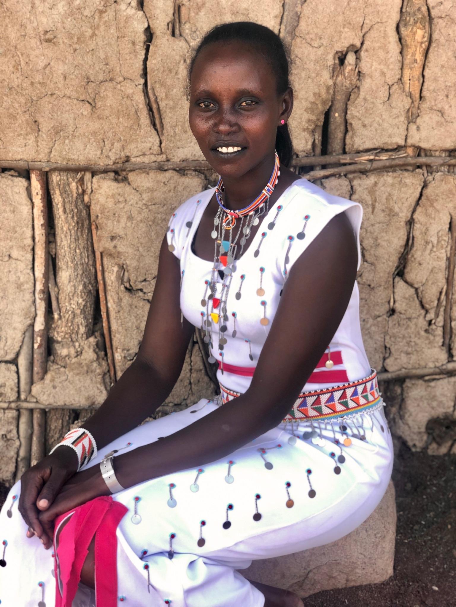Resiato Kayieni berättar hur hon efter könsstympningen böjde sig fram för att titta på sitt underliv: ”Det var så rött och fult. Hade jag vetat att det var så här det skulle se ut hade jag aldrig gått med på att bli könsstympad.”