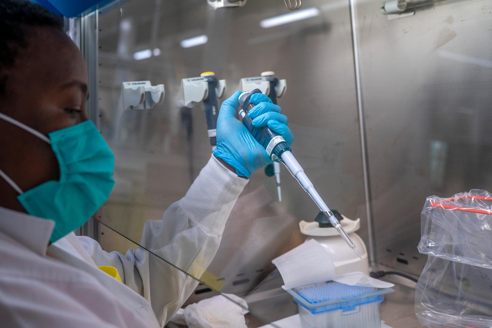 Forskare undersöker virus av omikron-mutationen vid ett center i Sydafrika.