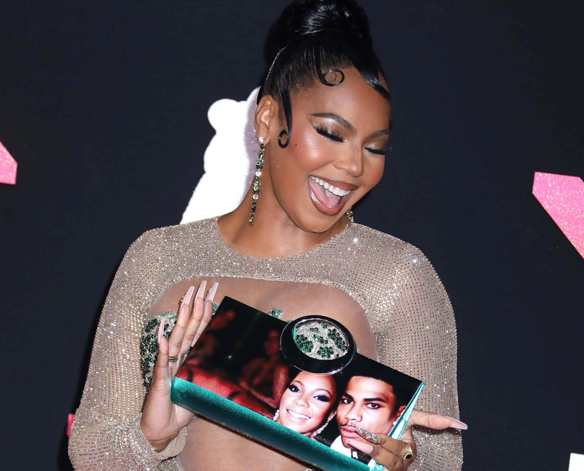 Ashanti på VMA-galan 2023. På väskan är hennes och Nellys ansikten.