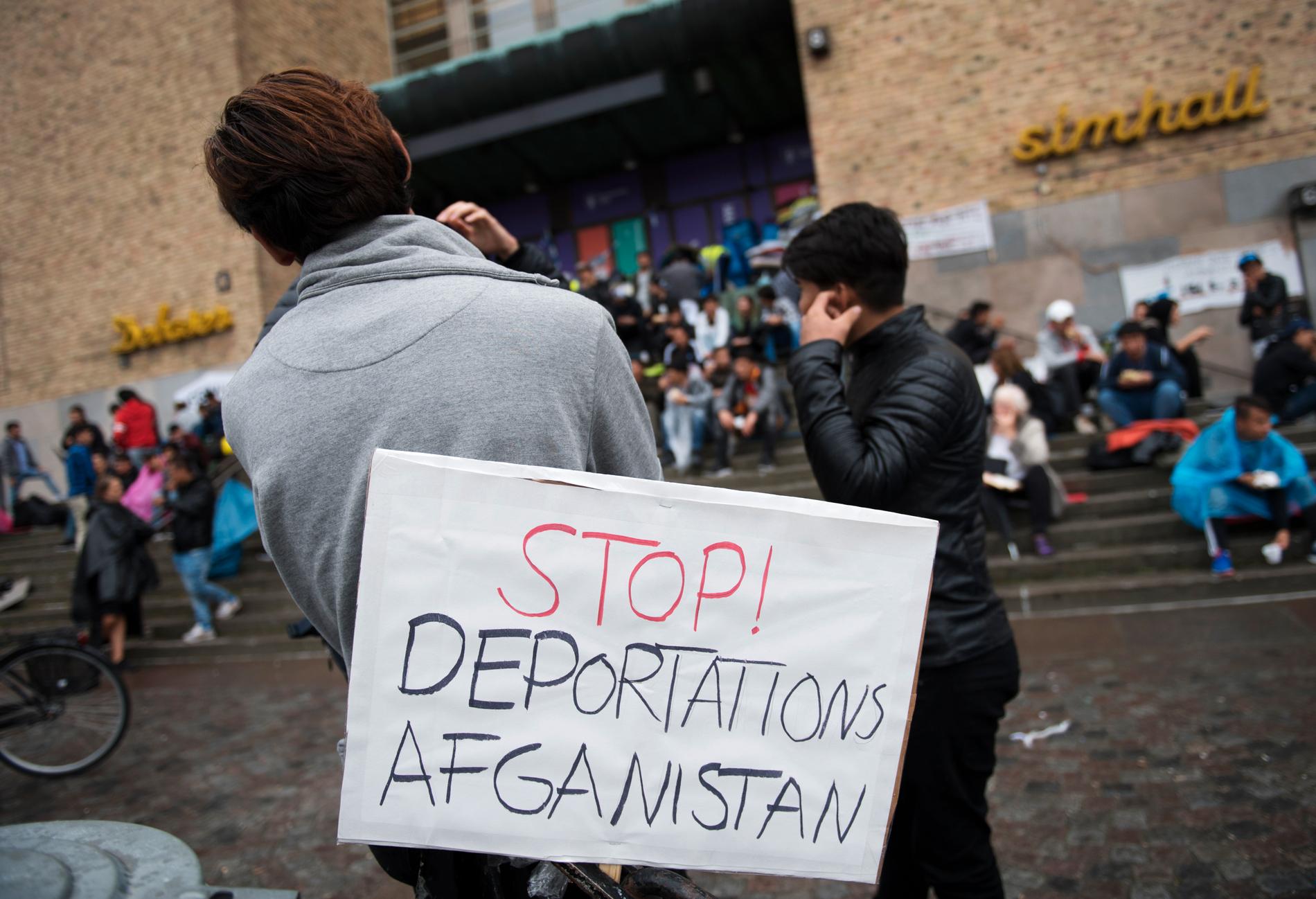 Ensamkommande asylsökande och nätverket Ung i Sverige manifesterade i augusti förra året på Medborgarplatsen i Stockholm för att stoppa utvisningarna till Afghanistan. Arkivbild.