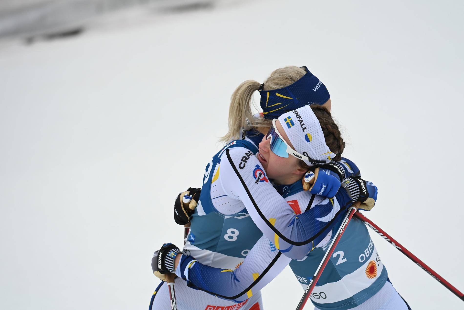 Linn Svahn och Frida Karlsson efter målgång. 