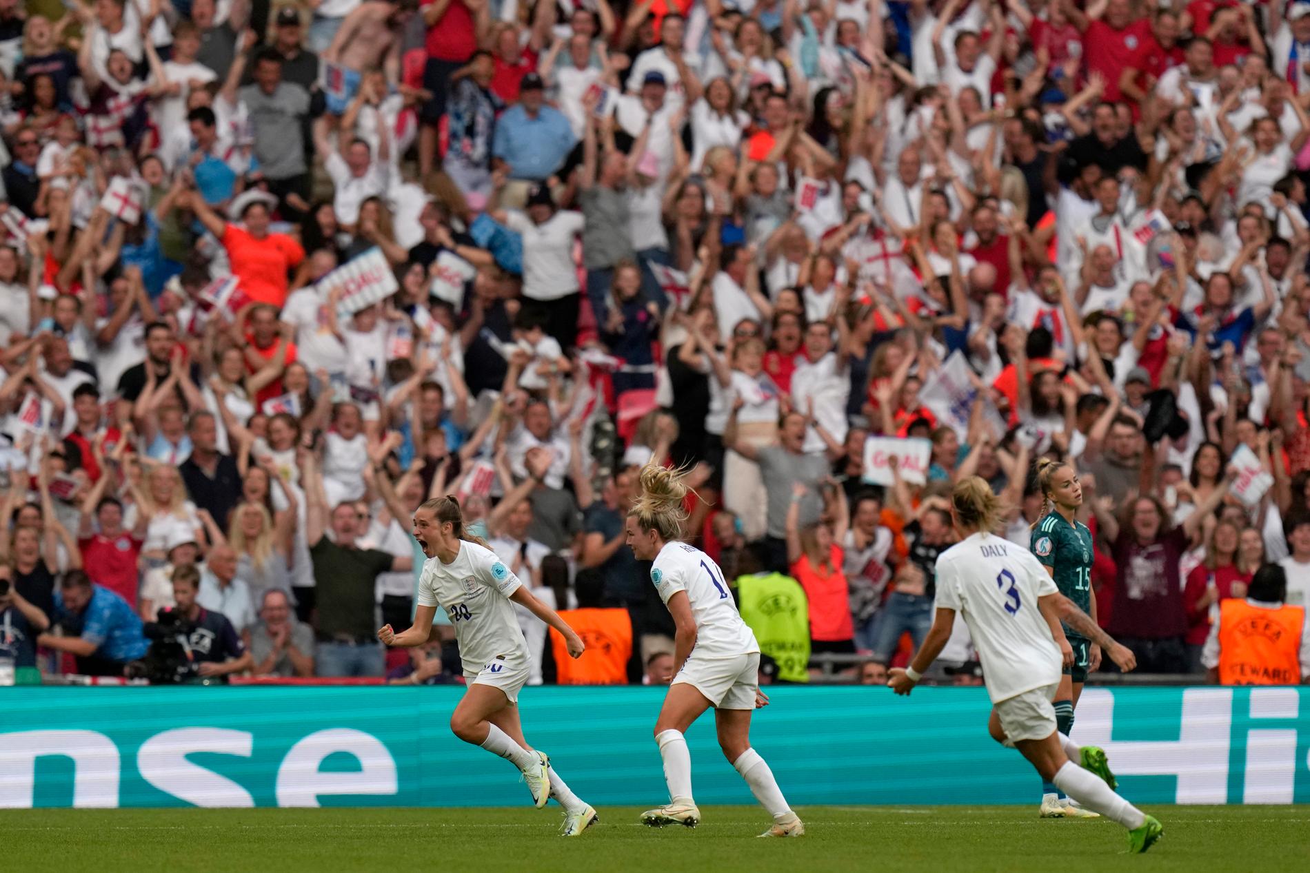 Englands Ella Toone, vänster, gjorde 1–0-målet inför rekordpubliken 87 192 åskådare.