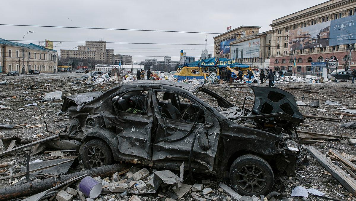 Bild från stora torget mitt i Charkiv den 1 mars, där stadens stadshus bombats.