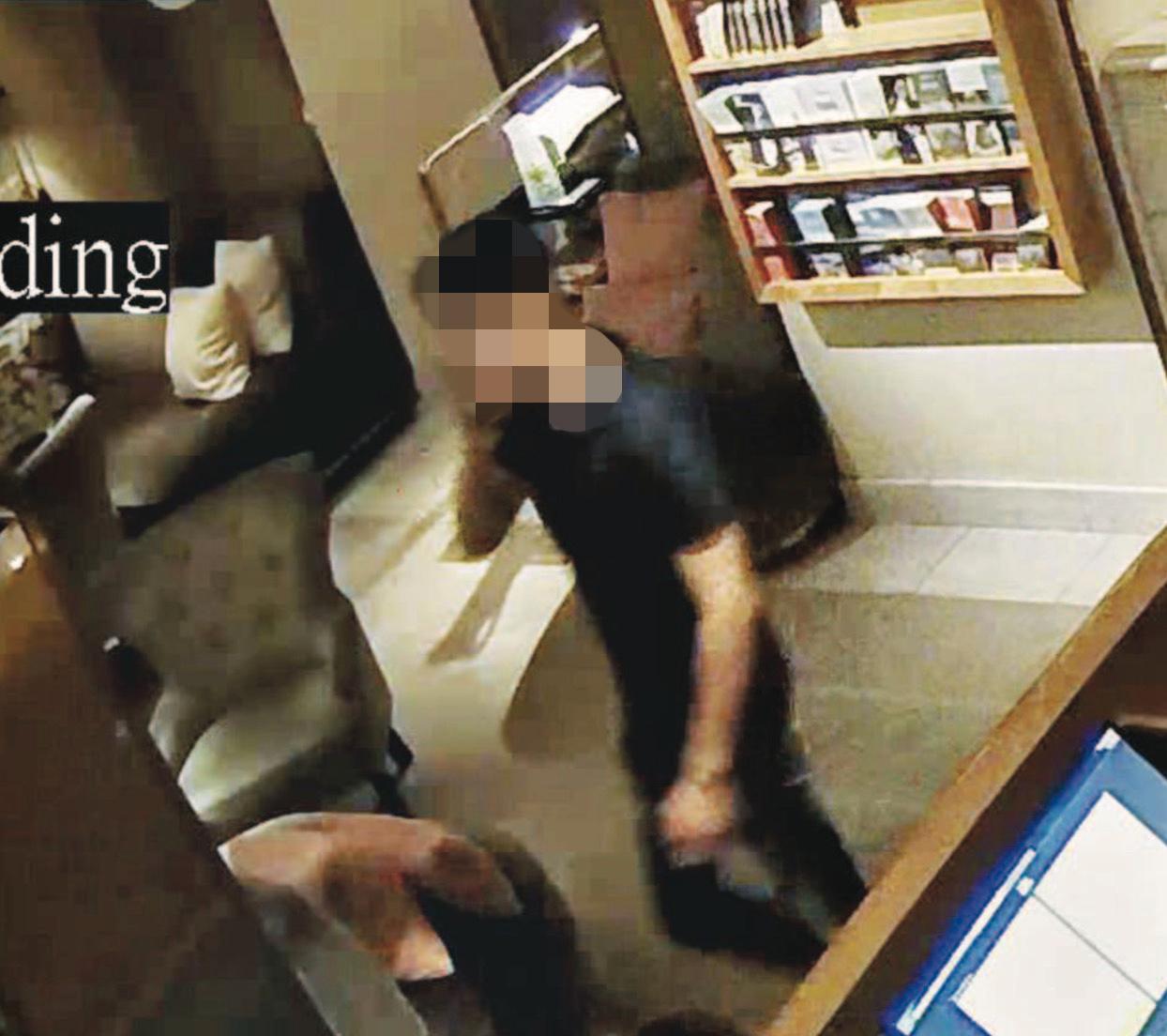 Misstänkte rånaren fångad på övervakningsbilder på ett hotell i Stockholm.