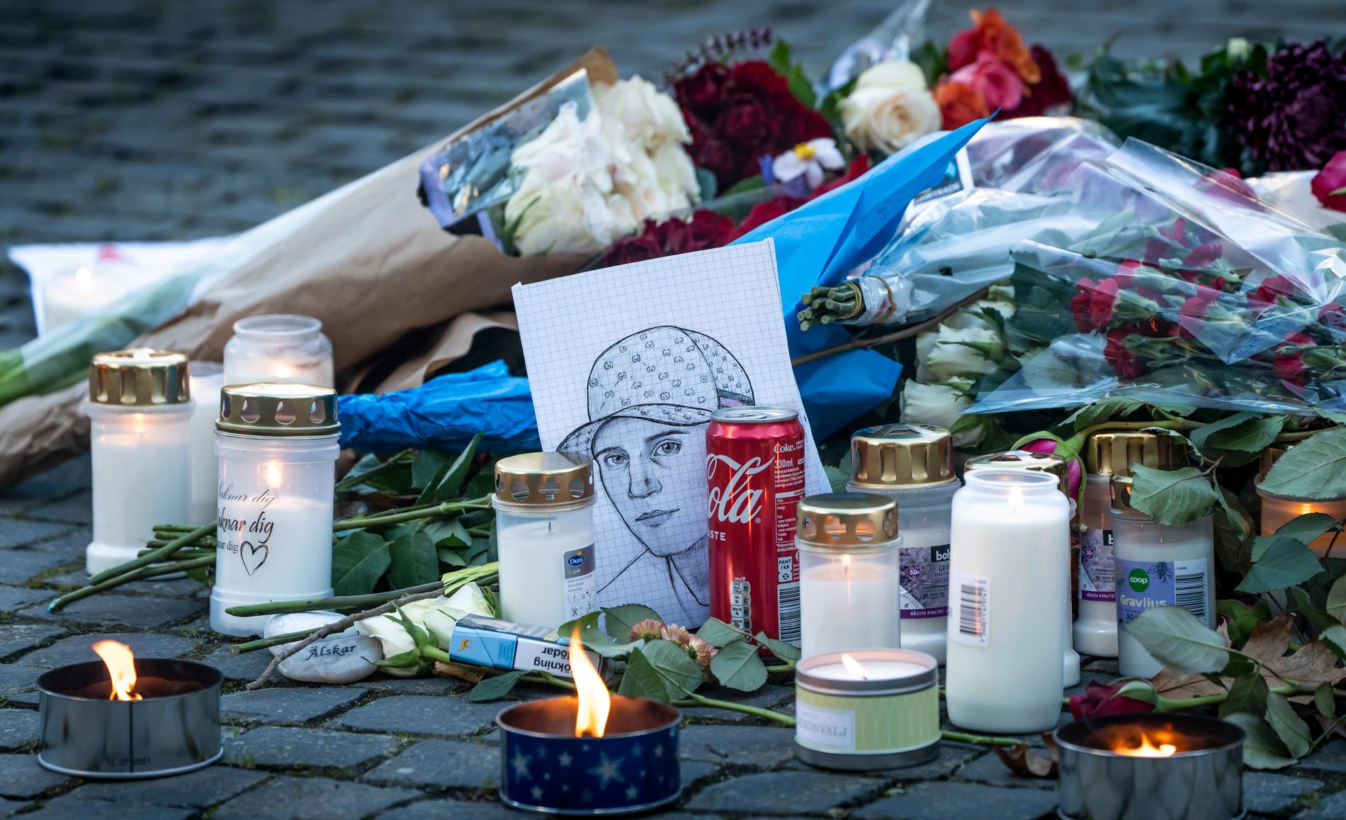 Ljus och blommor i Hammarby Sjöstad där rapartisten Einár mördades i fredags. 
