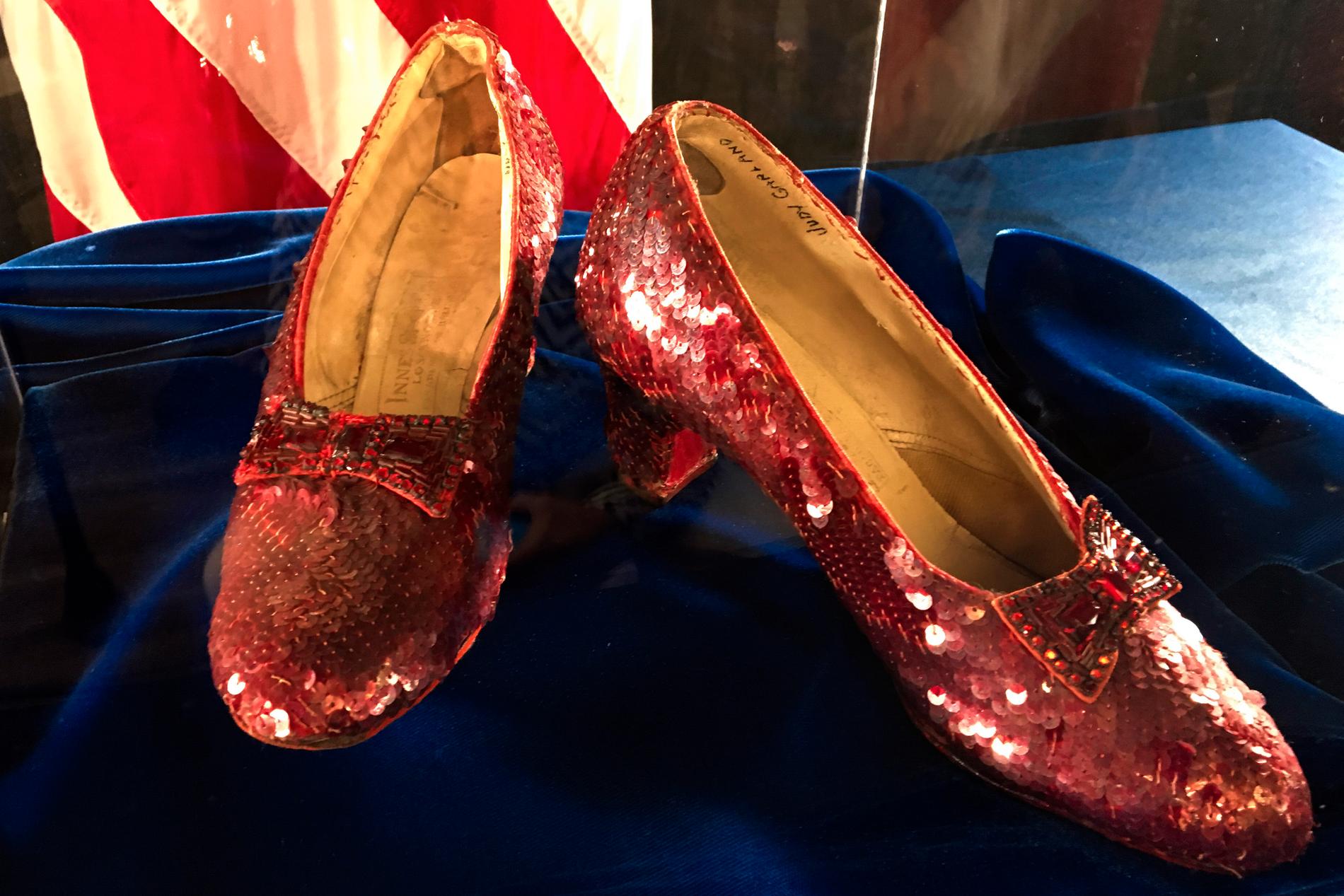 De röda skorna som Judy Garland bar i filmen "Trollkarlen från Oz", visades upp av FBI på en presskonferens 2018. Arkivbild.