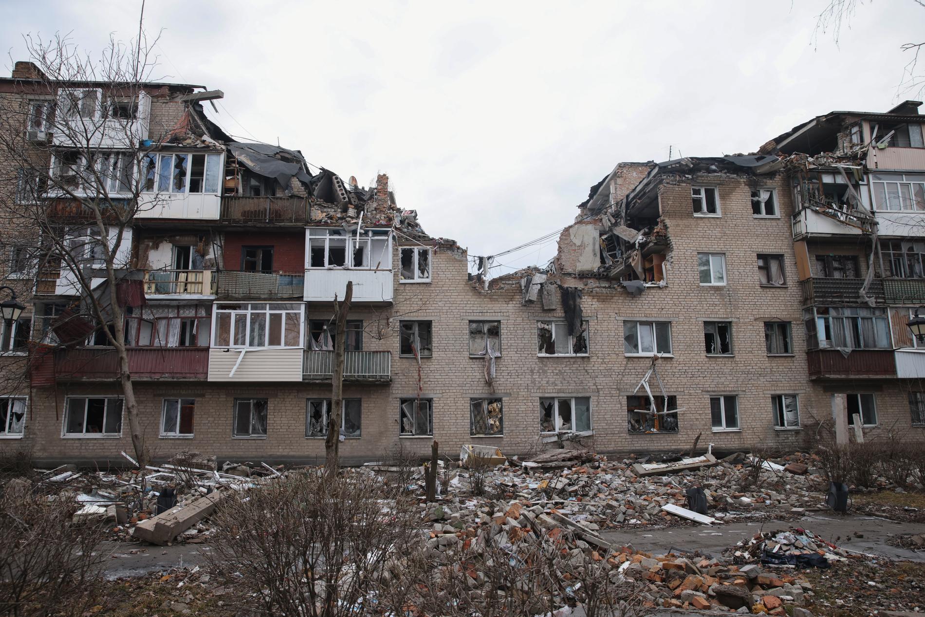 Ett sönderbombat bostadshus i den ukrainska staden Bachmut. 