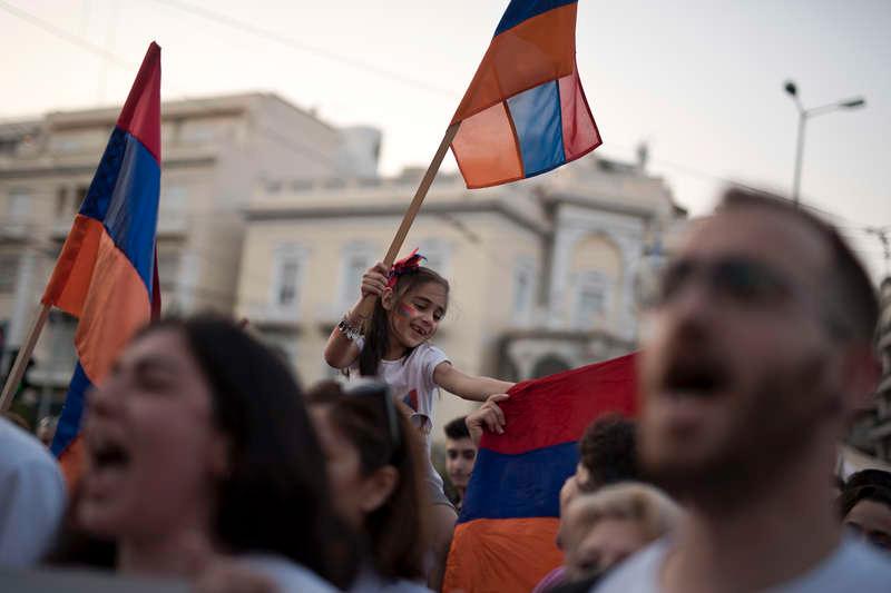 Folkmassor jublar i Armeniens huvudstad Jerevan. 