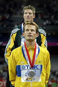 Närmare guldet Stefan Holm med silvermedaljen vid VM i Paris. I bakgrunden segraren Jacques Freitag, som missar årets OS på grund av en fotledsskada.