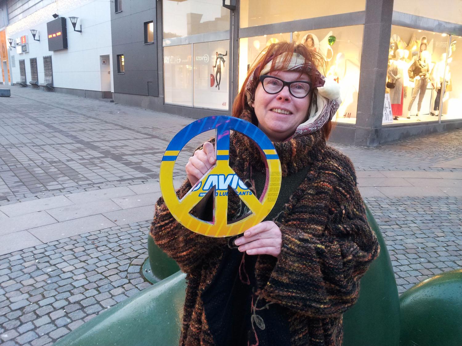 Pia Boije som med fredsmärket i högsta hugg stod upp mot nazisterna. Foto: PETER HANSSON/P4 Västernorrland