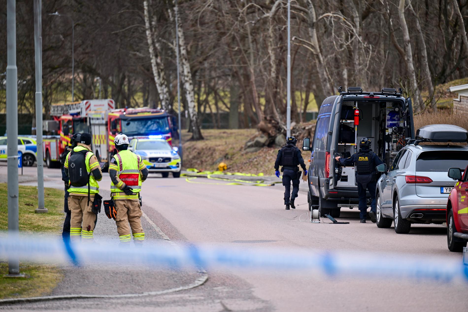 Bild från insatsen i området efter att Gunnar och grannen larmat. Polis, räddningstjänst och bombgruppen på plats. 