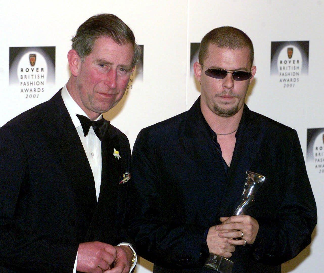2001 fick McQueen pris av prins Charles.