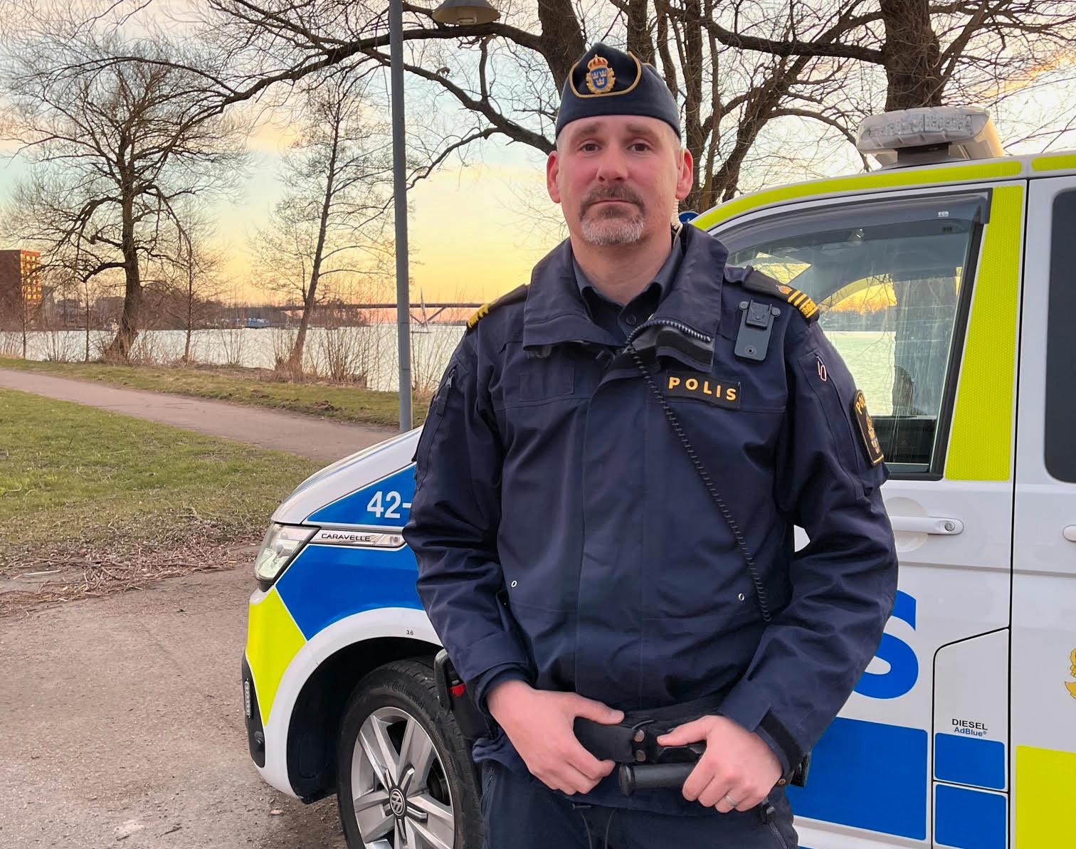 Polisen Björn har arbetat under de senaste dygnens upplopp. Under sina 15 år som polis har han aldrig mött ett så stort våldskapital, berättar han.