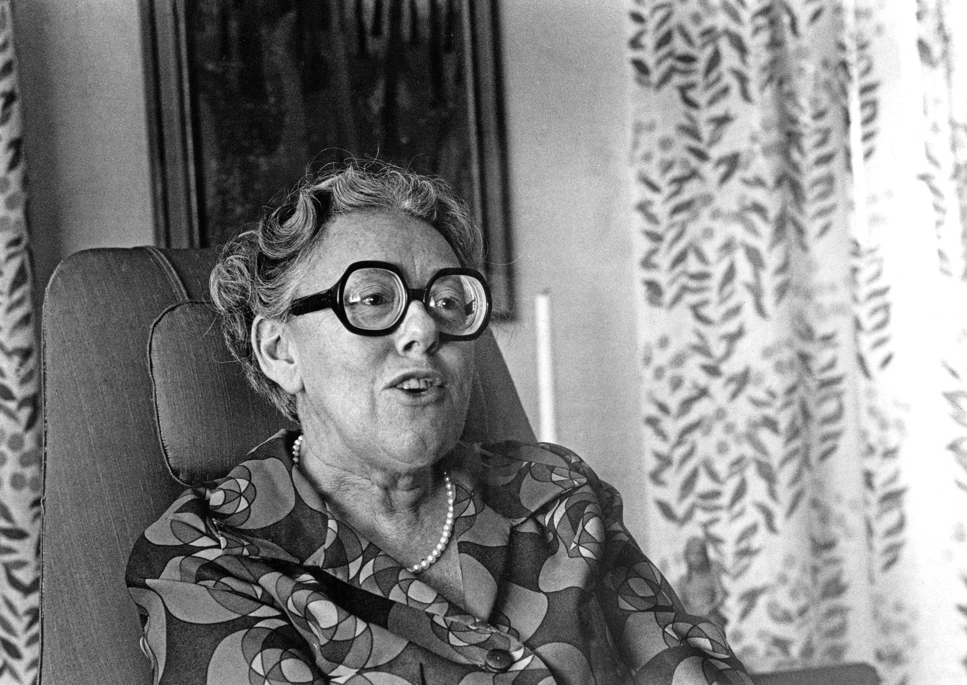 Dagmar Lange, mer känd som deckardrottningen Maria Lang, avhandlas i Carina Burmans bok ”Drottningar och pretendenter” tillsammans med bland andra Dorothy Sayers och Agatha Christie.