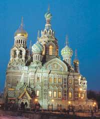 Uppståndelsekyrkan står mitt i S:t Petersburg. Under sovjettiden var kyrkan spannmålslager, men är nu restaurerad.