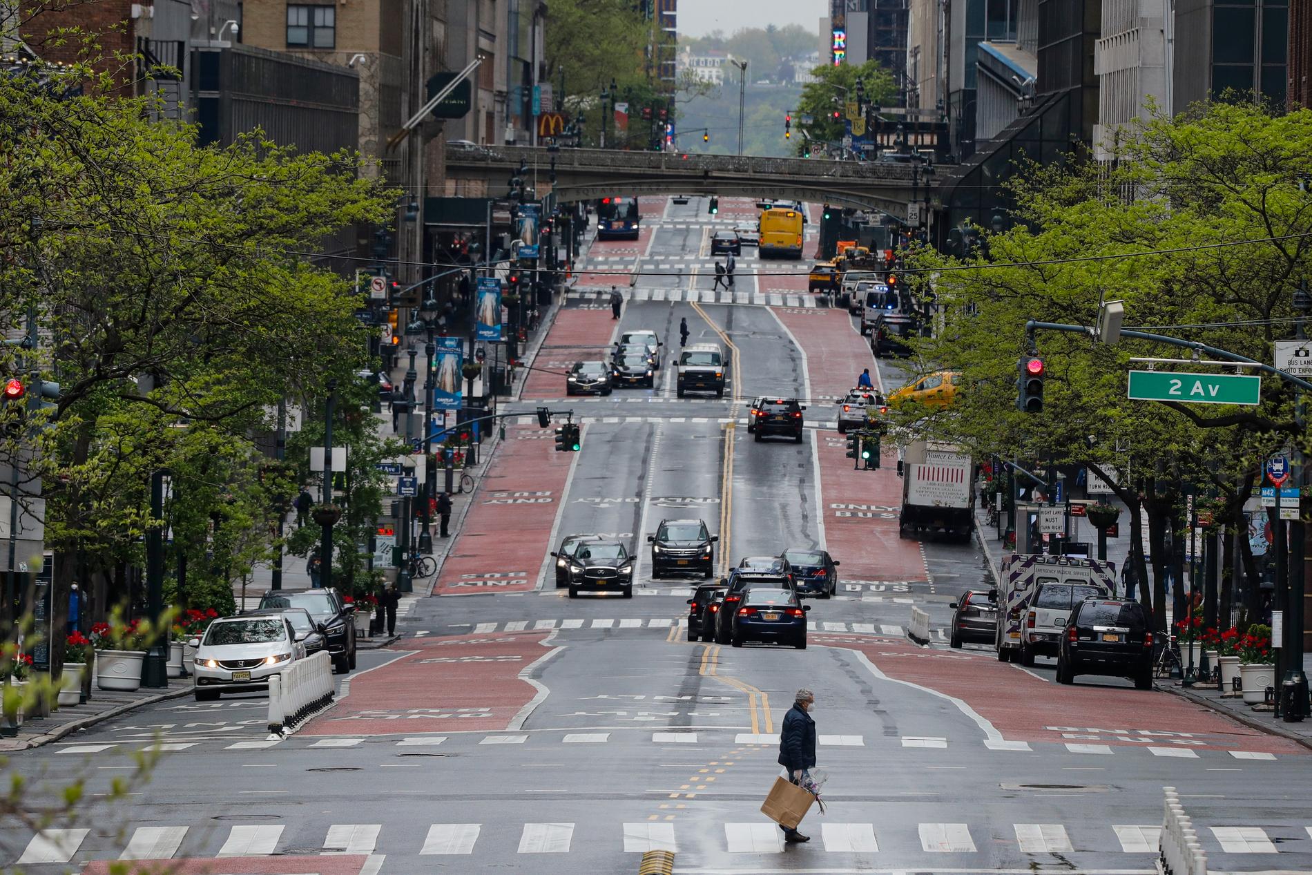 Gatorna ekar närapå tomma i den hårt coronadrabbade staden New York. Här en bild från 42:a gatan i fredags.