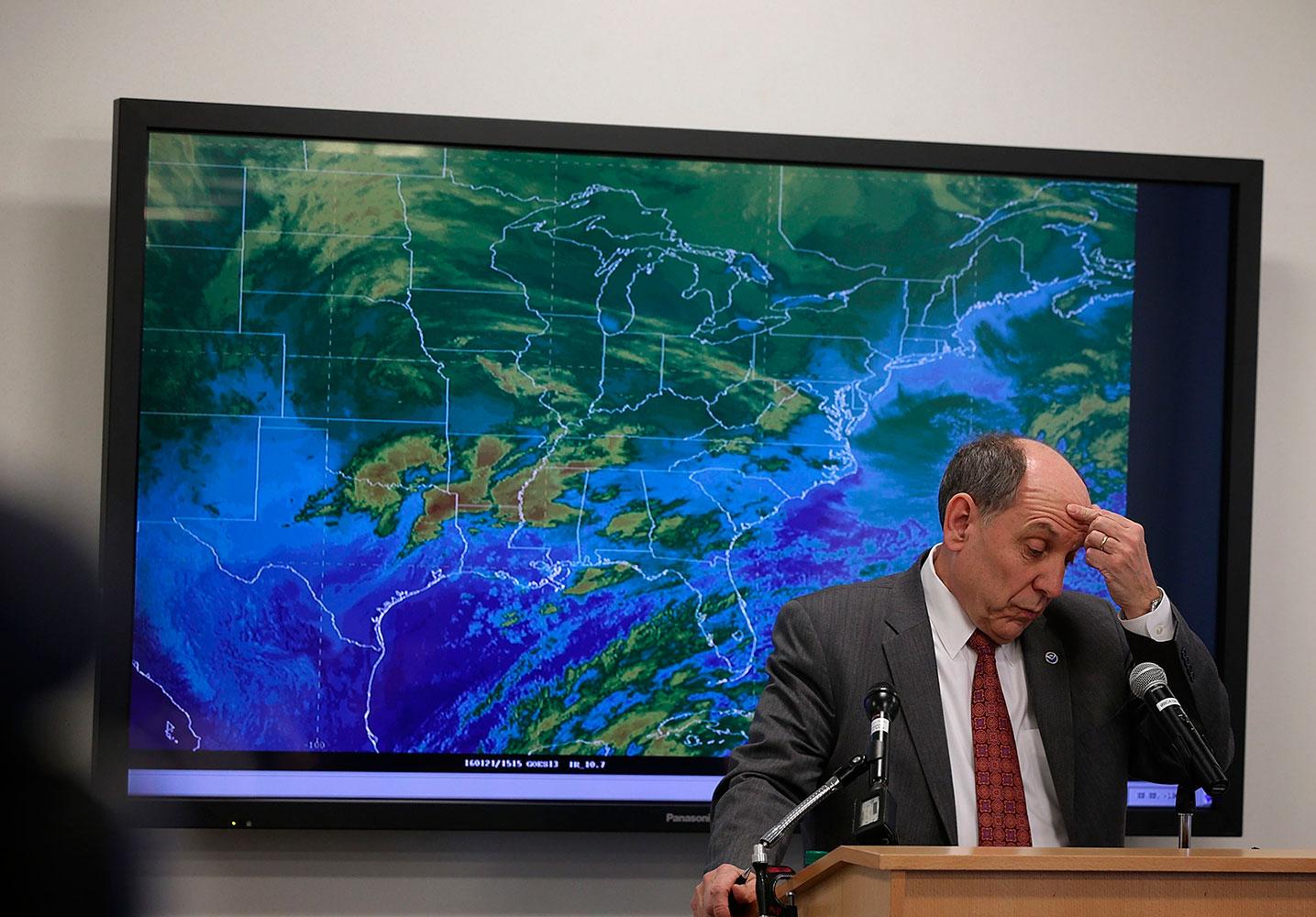 Chefen för USA:s National Weather Service Louis Uccelli håller presskonferens om stormen Jonas som är på ingång.
