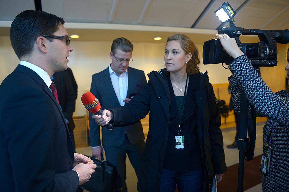 ”Kan inte svara” När SD-ledaren Jimmie Åkesson får se dokumenten känner han inte igen dem. Han minns heller inte när kvinnoförbundet bildades. Åkesson får sedan bråttom iväg och lämnar intervjun.