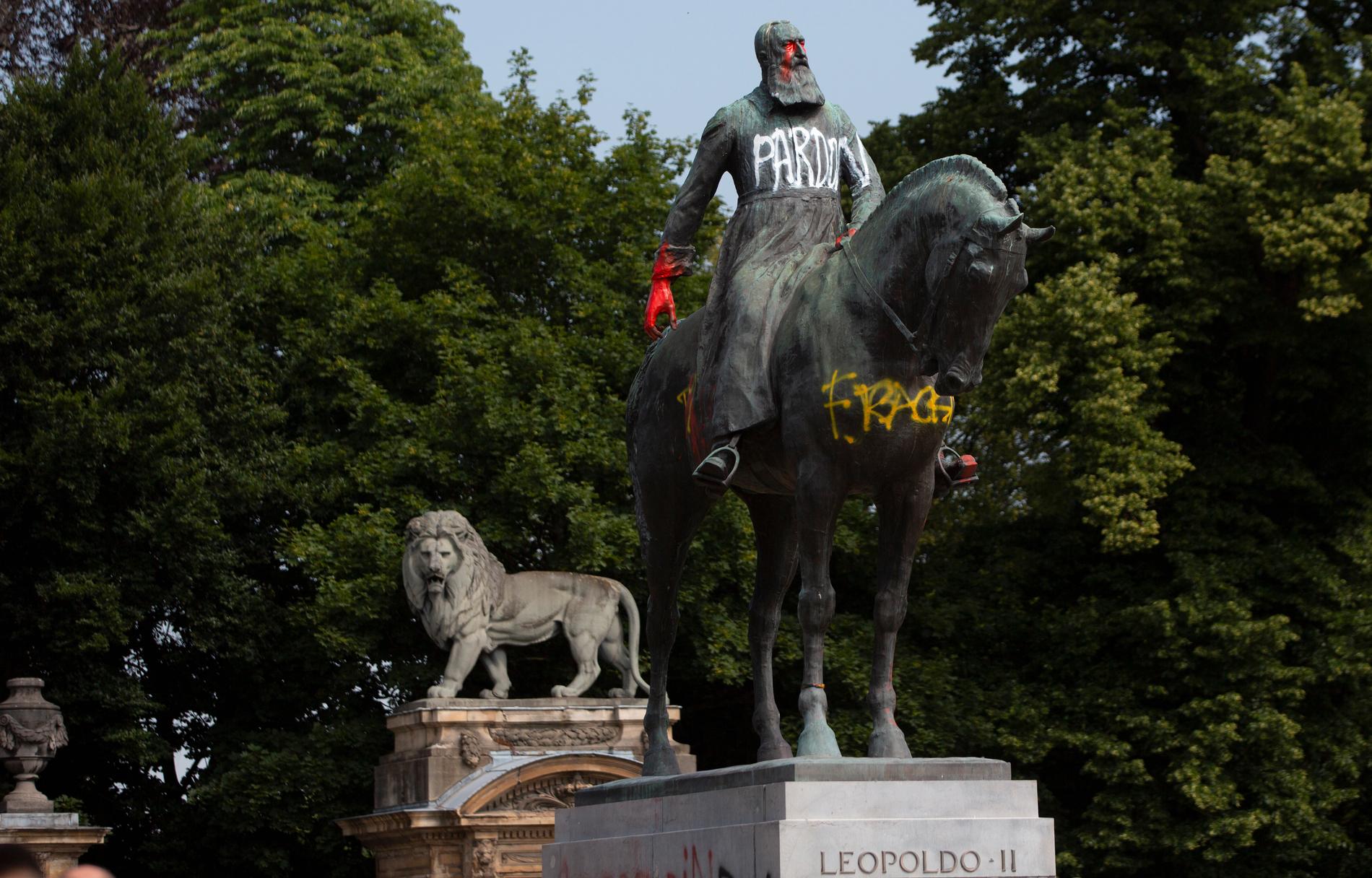 Blod på händerna. En vandaliserad Leopold II-staty i Bryssel.