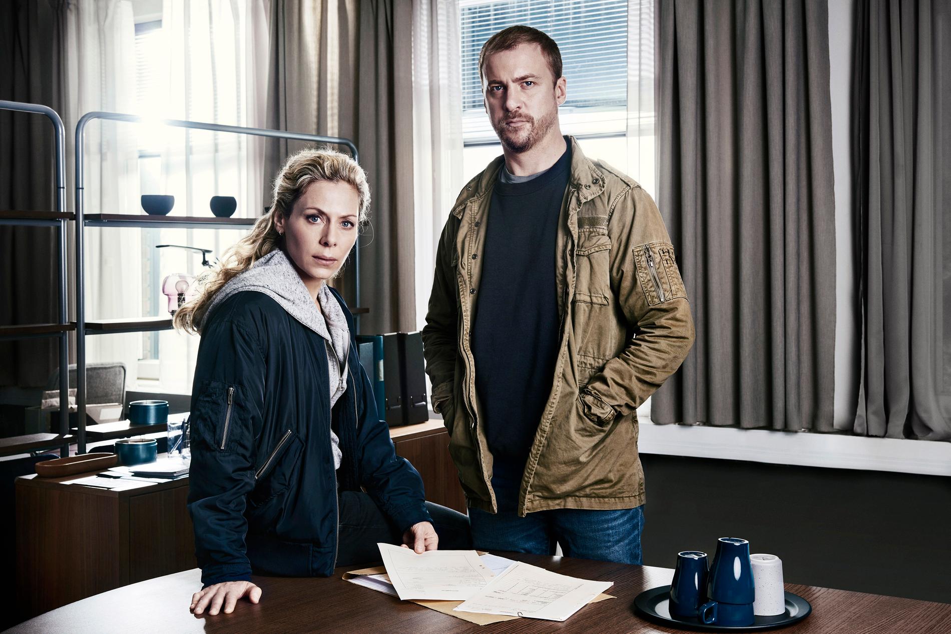 Eva Röse spelar huvudrollen som Maria Wern och Erik Johansson spelar en av hennes kollegor i "Maria Wern". Pressbild.
