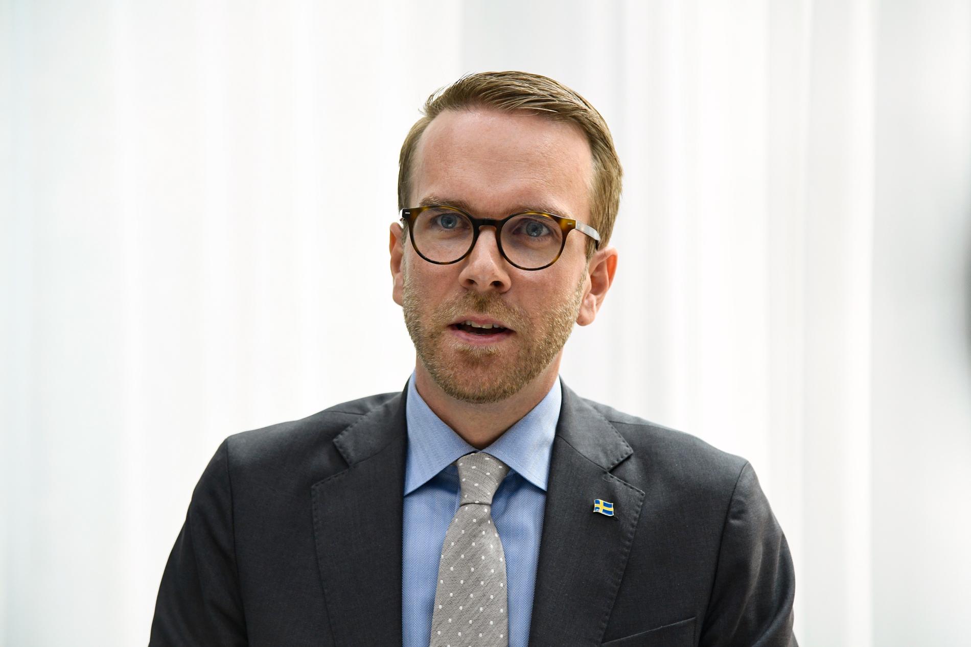 Bostads- och infrastrukturminister Andreas Carlson efter krismötet.
