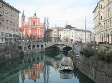 Under sommaren trängs uteserveringarna längs floden i Ljubljana.