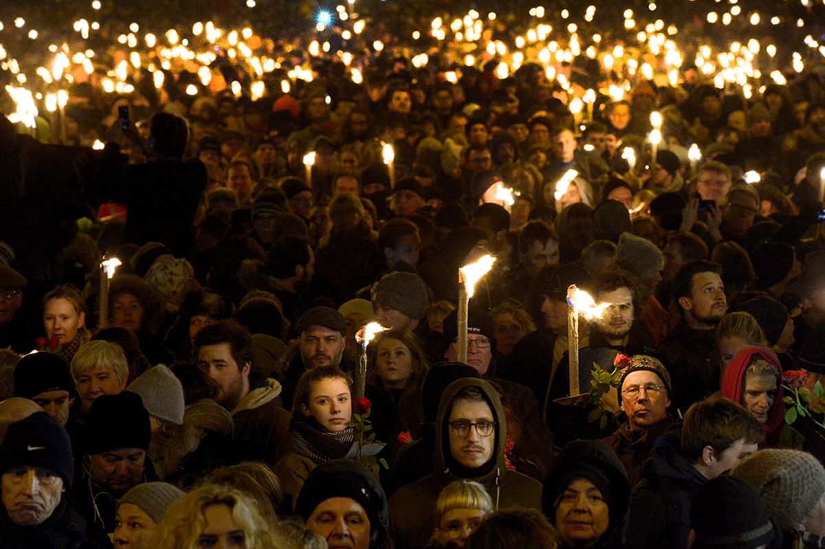 Vi måste våga göra motstånd mot terroristernas världsbild. Fotot från manifestationen i Köpenhamn där 30 000 personer deltog.