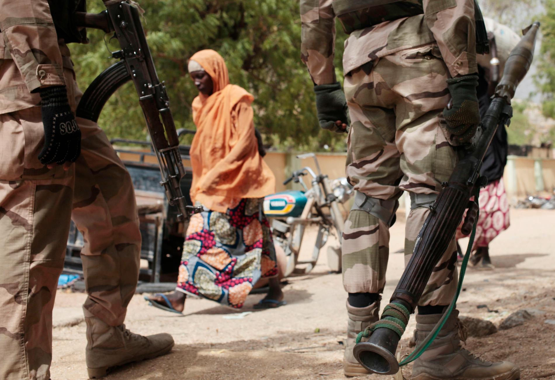 Nigerianska soldater våldtar kvinnor som de påstår sig hjälpa, enligt en ny rapport från Amnesty. Arkivbild.