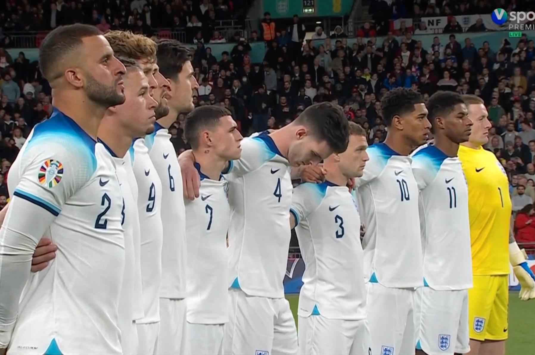 Engelska spelarna under den tysta minuten i EM-kvalmötet med Italien.